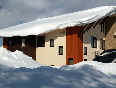 【豪雪地域必見】屋根の雪下ろしの必要をなくす3つの方法